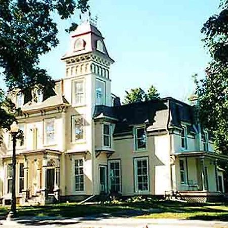 Absolute 1000 Islands Monthly Suites Gananoque Esterno foto