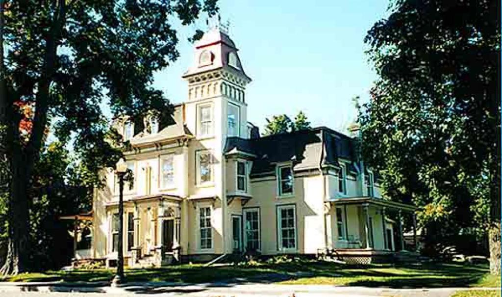 Absolute 1000 Islands Monthly Suites Gananoque Esterno foto