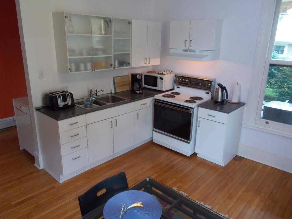 Absolute 1000 Islands Monthly Suites Gananoque Esterno foto